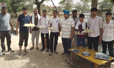 सतनाली में गर्मी के दौरान राहगीरों को मीठा और नींबू पानी वितरित करते श्याम पाइप एजेंसी के सदस्य।