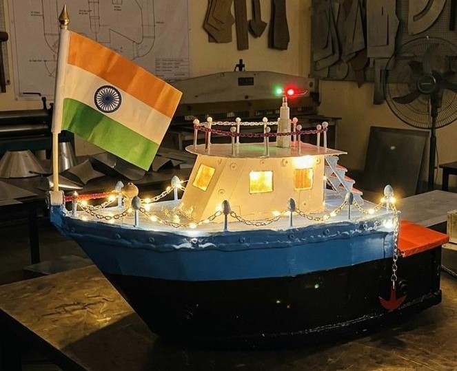 छात्रों द्वारा हाथों से बनाई गई बोट का फोटो