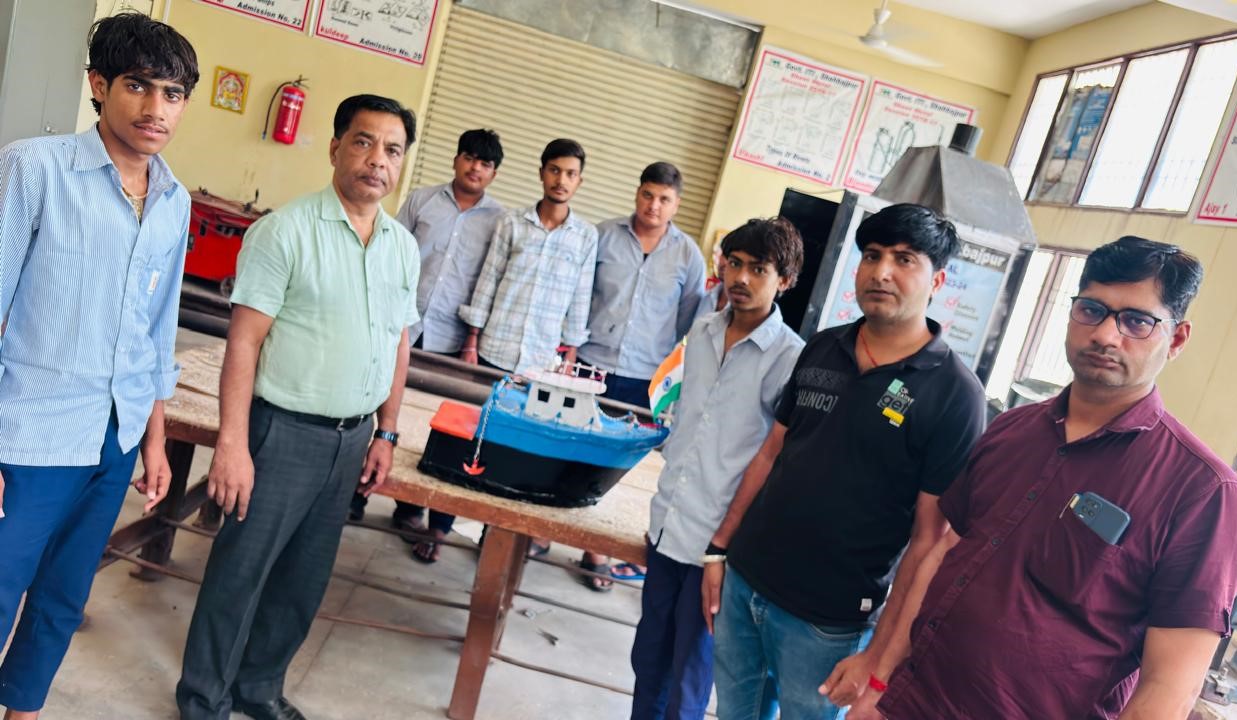 छात्रों के साथ ITI के प्रिंसिपल छत्रपाल यादव और संस्थान के स्टाफ फोटो।