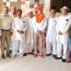 रेवाड़ी में कांग्रेस अनुसूचित जाति विभाग के प्रदेश अध्यक्ष मनोज बागड़ी का पगड़ी पहनाकर स्वागत करते पार्टी कार्यकर्ता।