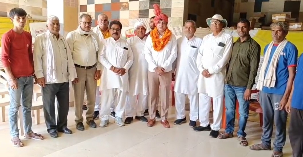 रेवाड़ी में कांग्रेस अनुसूचित जाति विभाग के प्रदेश अध्यक्ष मनोज बागड़ी का पगड़ी पहनाकर स्वागत करते पार्टी कार्यकर्ता।
