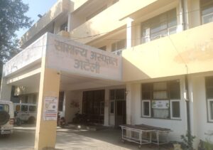 अटेली सामुदायिक स्वास्थ्य केंद्र में स्वास्थ्य सेवाओं के विस्तार को लेकर जानकारी देती स्वास्थ्य मंत्री आरती सिंह राव।