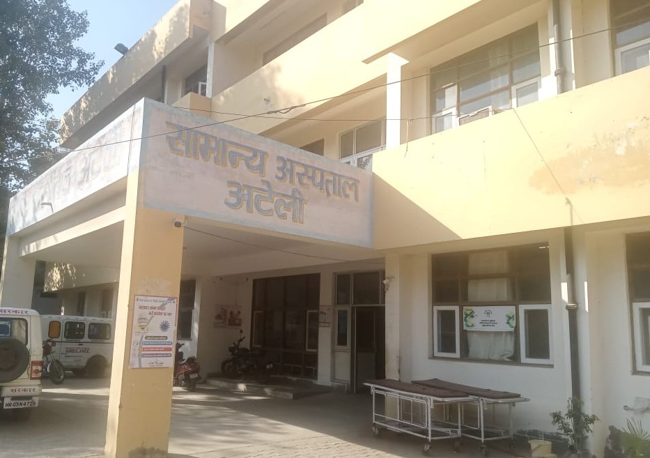 अटेली सामुदायिक स्वास्थ्य केंद्र में स्वास्थ्य सेवाओं के विस्तार को लेकर जानकारी देती स्वास्थ्य मंत्री आरती सिंह राव।