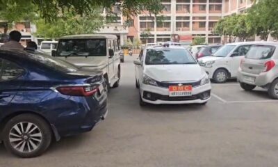 नारनौल लघु सचिवालय परिसर में छाया वाले स्थान पर खड़ी डीएमसी की गाड़ी