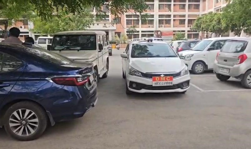 नारनौल लघु सचिवालय परिसर में छाया वाले स्थान पर खड़ी डीएमसी की गाड़ी