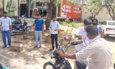 अटेली-कनीना रोड़ पर राहगीरों को ठंडा मिठा पानी पिलाते दुकानदार,