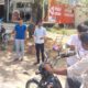 अटेली-कनीना रोड़ पर राहगीरों को ठंडा मिठा पानी पिलाते दुकानदार,