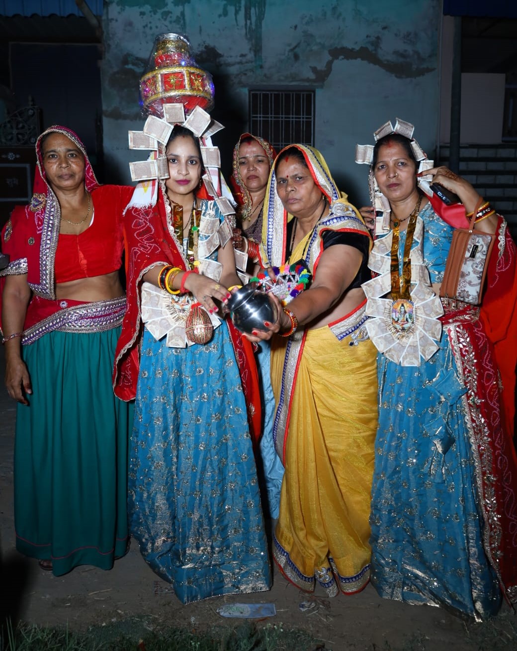गांव बेगपुर में कन्या जन्म पर कुआ पूजन करवाती महिलाएं