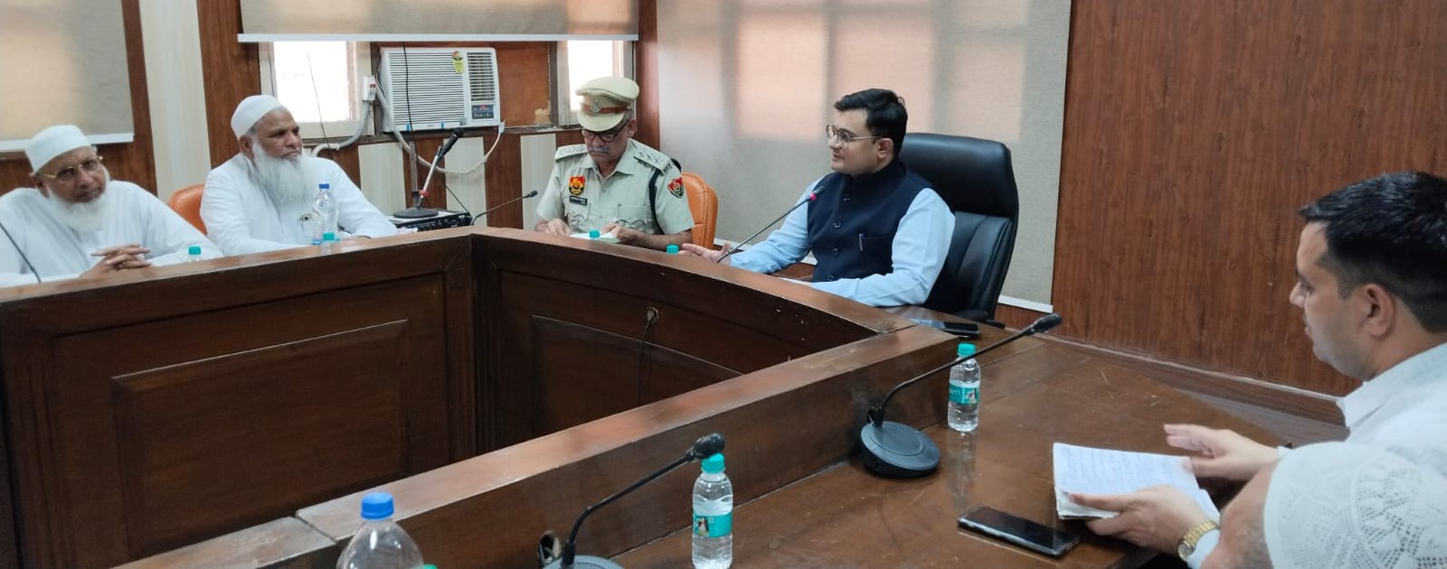 नूंह लघु सचिवालय में बकरीद को लेकर धार्मिक गुरुओं के साथ बैठक करते एसपी डॉ. अर्पित जैन।