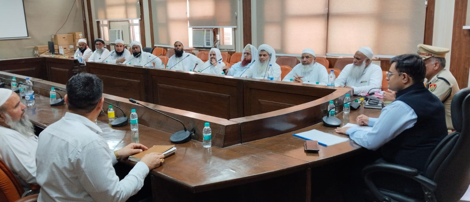 बकरीद पर्व को लेकर नूंह लघु सचिवालय में धार्मिक गुरुओं के साथ बैठक करते पुलिस अधीक्षक डॉ. अर्पित जैन।