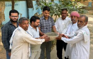 नांगल चौधरी नगरपालिका परिसर में पक्षियों के लिए पानी के शिकोरे रखते मंजीत सोनी।