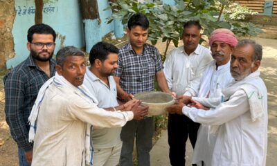 नांगल चौधरी नगरपालिका परिसर में पक्षियों के लिए पानी के शिकोरे रखते मंजीत सोनी।
