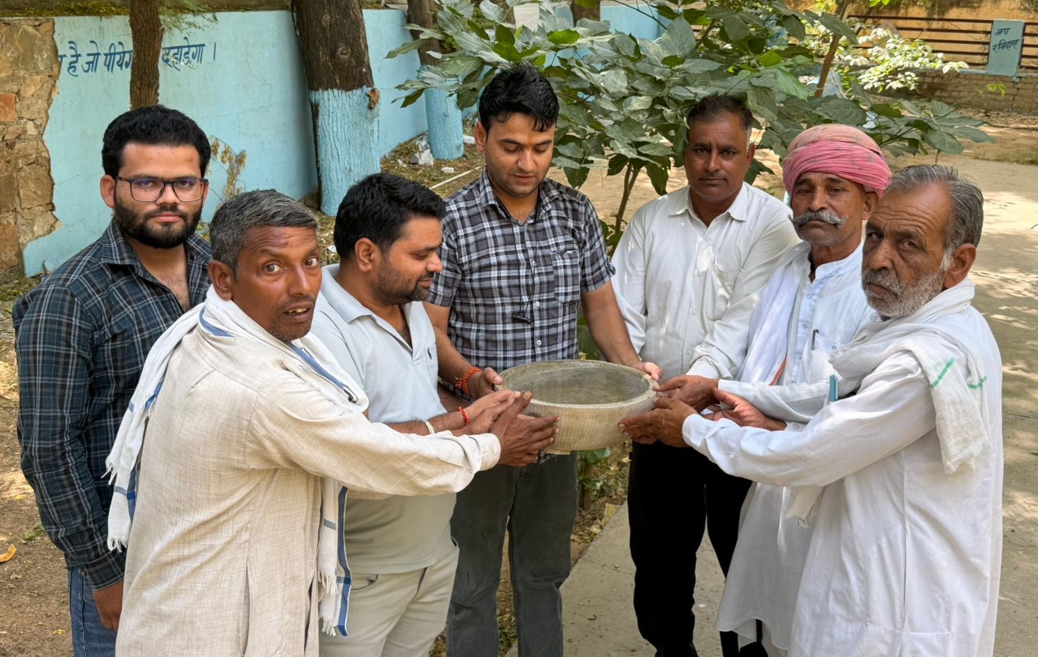 नांगल चौधरी नगरपालिका परिसर में पक्षियों के लिए पानी के शिकोरे रखते मंजीत सोनी।