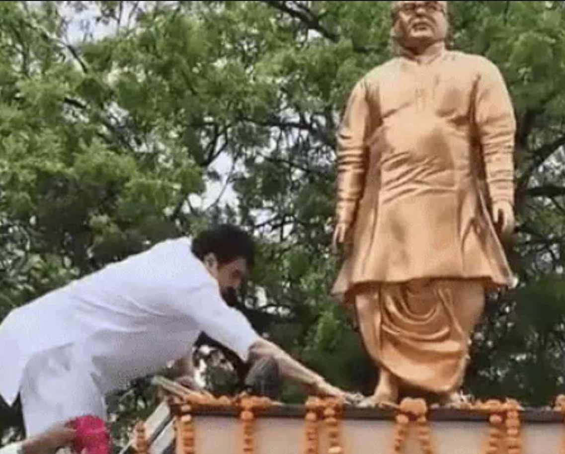 पूर्व सीएम भजनलाल की प्रतिमा के पैर छूते कुलदीप बिश्नोई। फाइल फोटो
