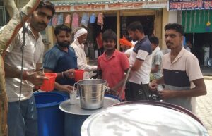 सतनाली में छबील पर राहगीरों को ठंडा मीठा पानी और शरबत वितरित करते दुकानदार एवं समाजसेवी।