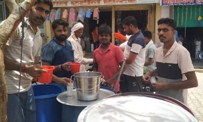 सतनाली में छबील पर राहगीरों को ठंडा मीठा पानी और शरबत वितरित करते दुकानदार एवं समाजसेवी।