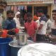 सतनाली में छबील पर राहगीरों को ठंडा मीठा पानी और शरबत वितरित करते दुकानदार एवं समाजसेवी।