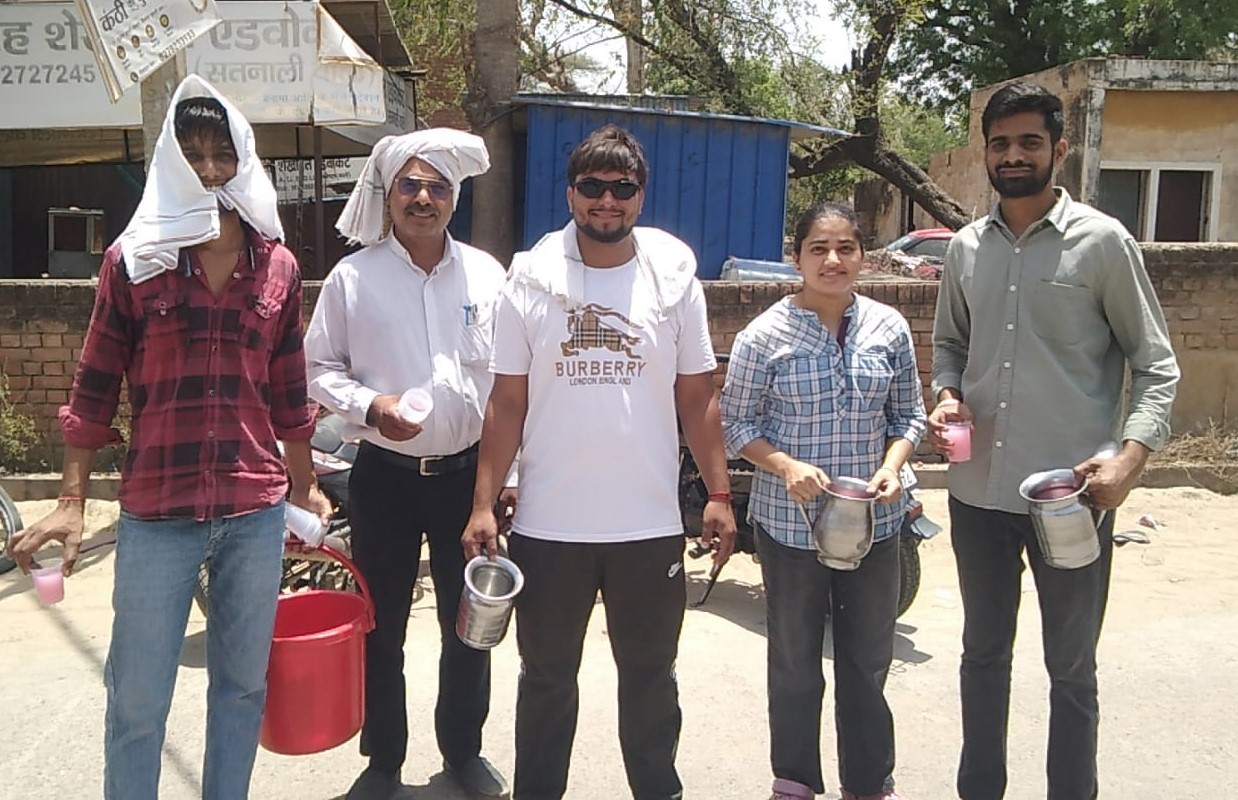भीषण गर्मी में सतनाली के दुकानदारों ने लगाई मीठे पानी की छबील, राहगीरों को मिली राहत