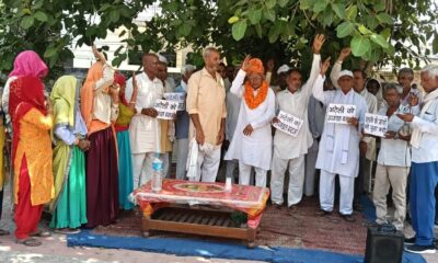 बसपा नेता अतरलाल के नेतृत्व में भीलवाड़ा में प्रदर्शन करते ग्रामीण।