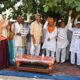 बसपा नेता अतरलाल के नेतृत्व में भीलवाड़ा में प्रदर्शन करते ग्रामीण।