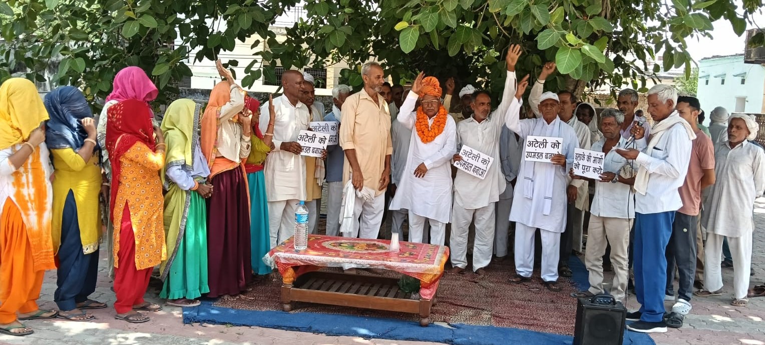 बसपा नेता अतरलाल के नेतृत्व में भीलवाड़ा में प्रदर्शन करते ग्रामीण।