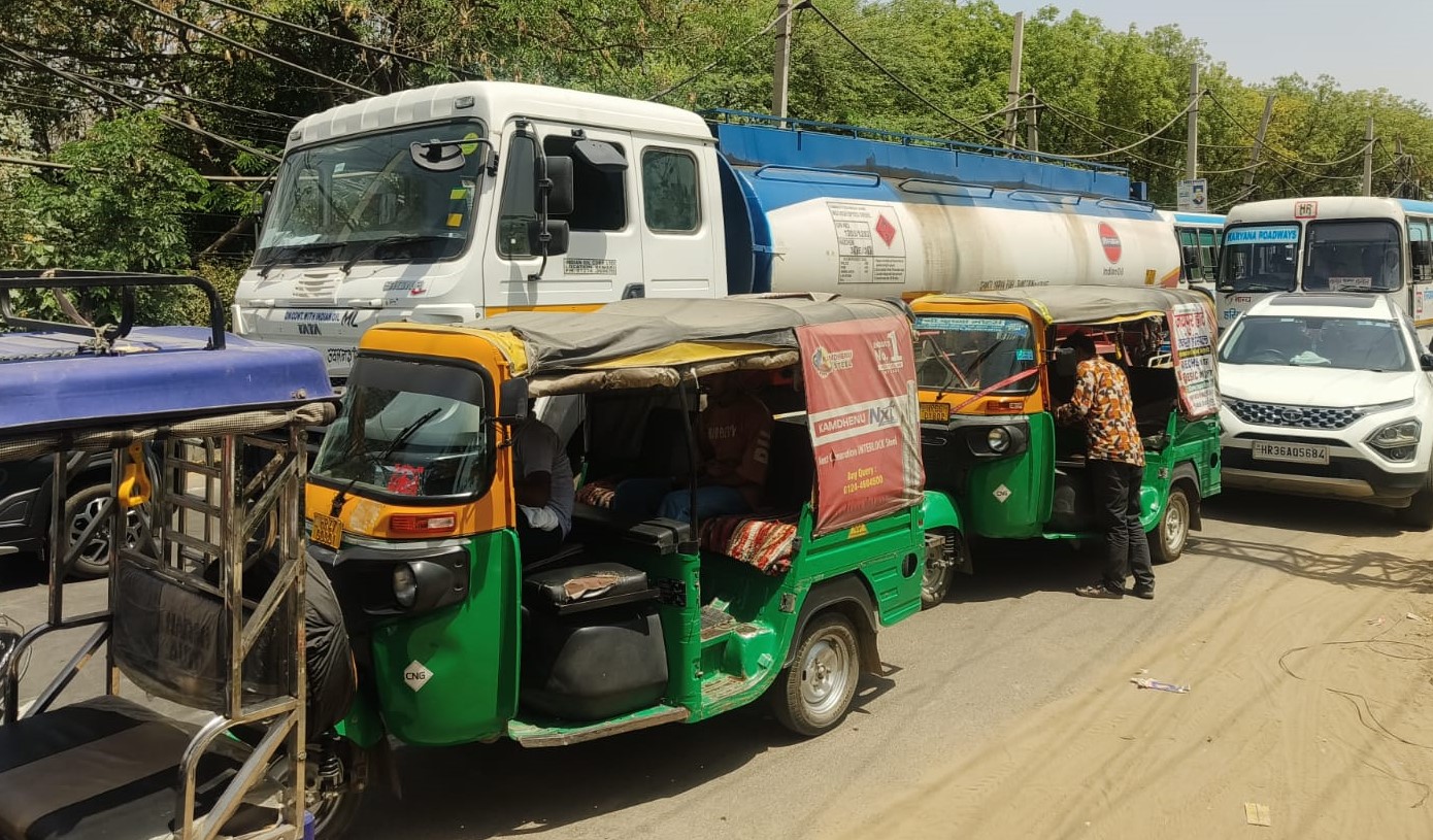 भीषण गर्मी में जलापूर्ति ठप होने पर सड़क पर उतरे स्थानीय निवासी, निजामपुर रोड पर लगाया जाम।