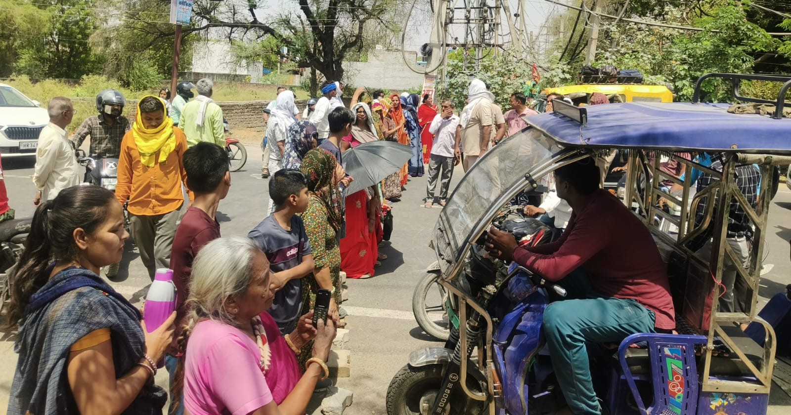 पानी की समस्या से परेशान लोगों ने नारनौल के निजामपुर रोड पर जाम लगाकर प्रशासन के खिलाफ प्रदर्शन किया।