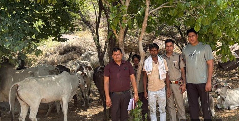 गौपालकों के बीच पहुंचकर जागरूकता अभियान चलाते और आवश्यक दिशा-निर्देश देते पुलिस अधिकारी।
