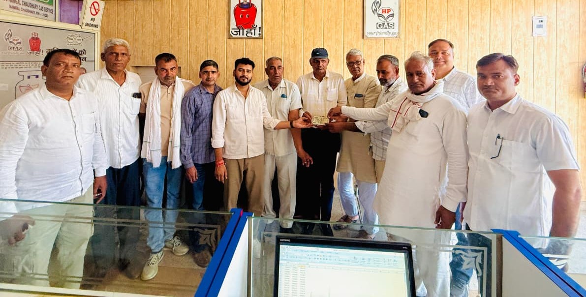 यादव सभा को सहयोग राशि भेंट करते समाजसेवी सुरेंद्र यादव।