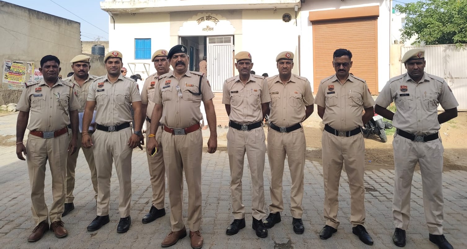 नमाज के दौरान सुरक्षा व्यवस्था संभालते पुलिसकर्मी।