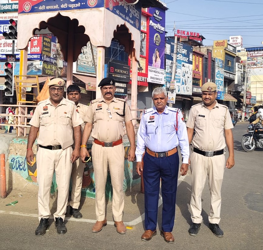 महावीर चौकी इंचार्ज के नेतृत्व में क्षेत्र में गश्त करती पुलिस टीम।