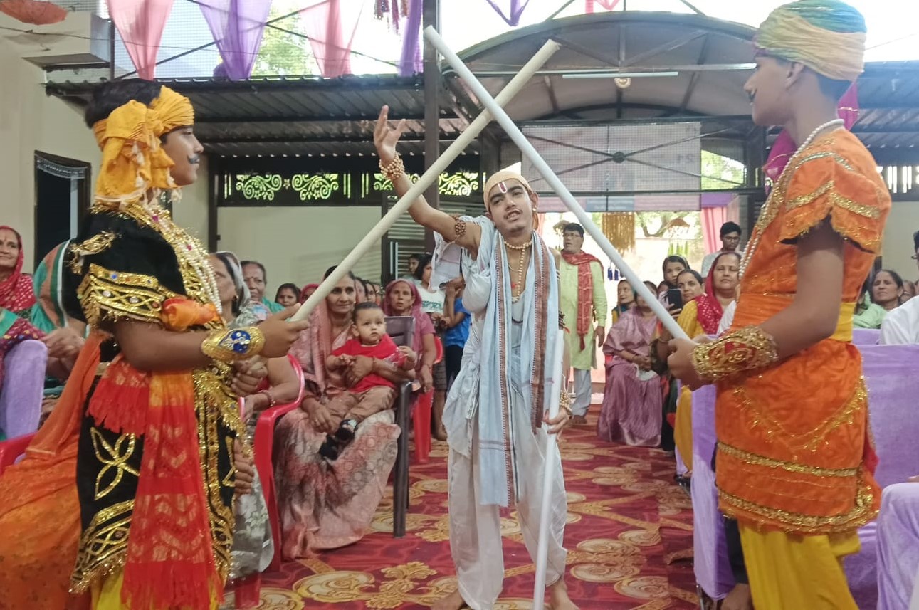 वृंदावन धाम से पधारे कथा व्यास श्री अक्षय कृष्ण ठाकुर जी महाराज ने श्रीकृष्ण-सुदामा प्रसंग का भावपूर्ण वर्णन किया।