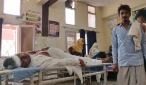 गांव सिंगार में झगड़े के बाद अस्पताल में उपचार करवाते घायल लोग।