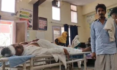 गांव सिंगार में झगड़े के बाद अस्पताल में उपचार करवाते घायल लोग।