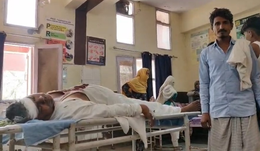 गांव सिंगार में झगड़े के बाद अस्पताल में उपचार करवाते घायल लोग।