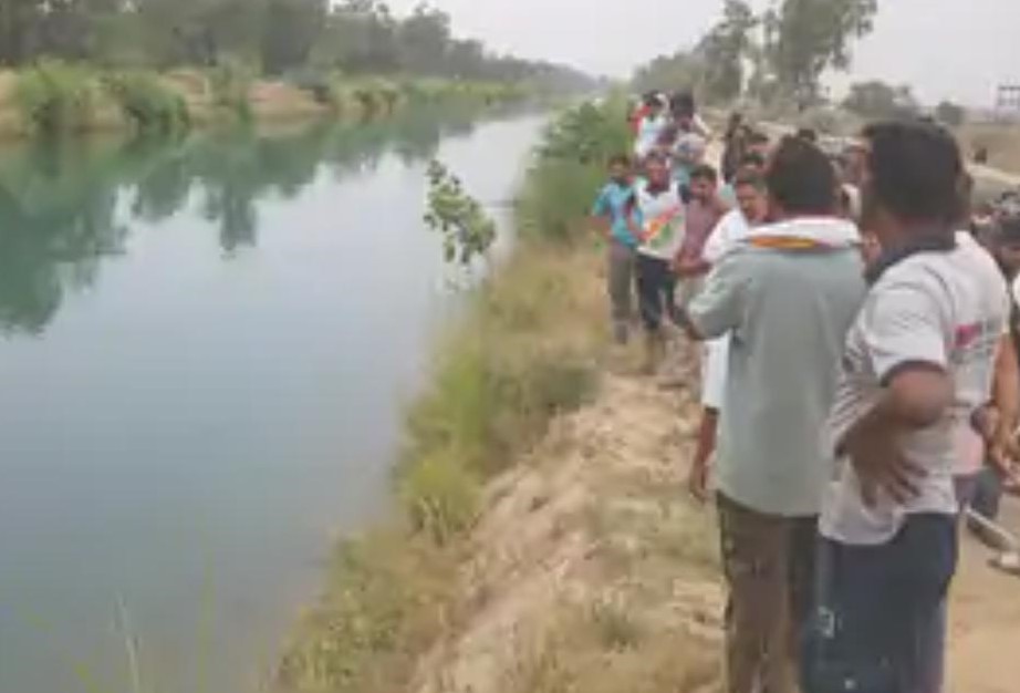 भाखड़ा नहर में गिरी कार और मौके पर एकत्रित ग्रामीण।
