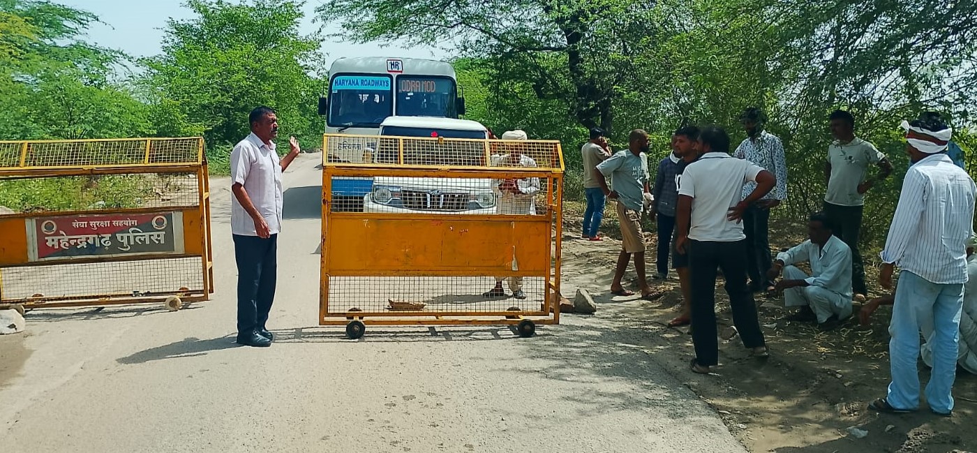 निजामपुर क्षेत्र में सड़क जाम के दौरान लगी वाहनों की लंबी कतार।