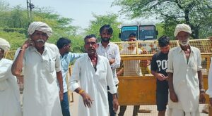 हरनाथ की ढाणी के पास बिजली-पानी संकट को लेकर सड़क जाम करते ग्रामीण।