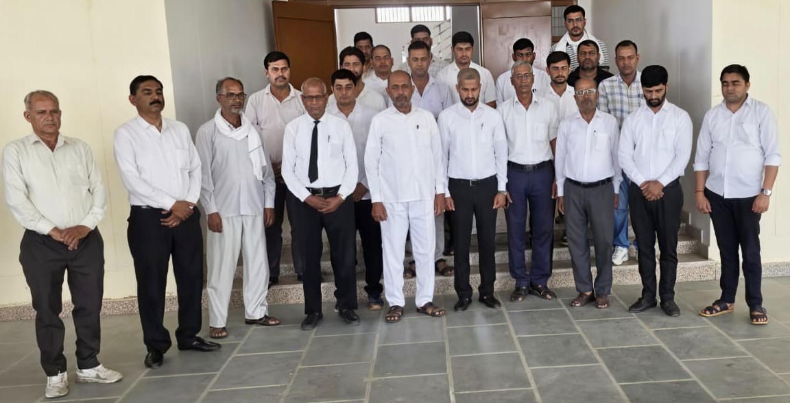 नांगल चौधरी तहसील परिसर में उमराव सिंह कौशिक को श्रद्धांजलि देते अधिवक्ता।