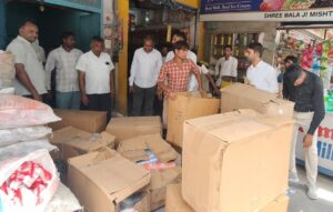नांगल चौधरी बाजार में सिंगल यूज़ प्लास्टिक के खिलाफ कार्रवाई करती टीम।