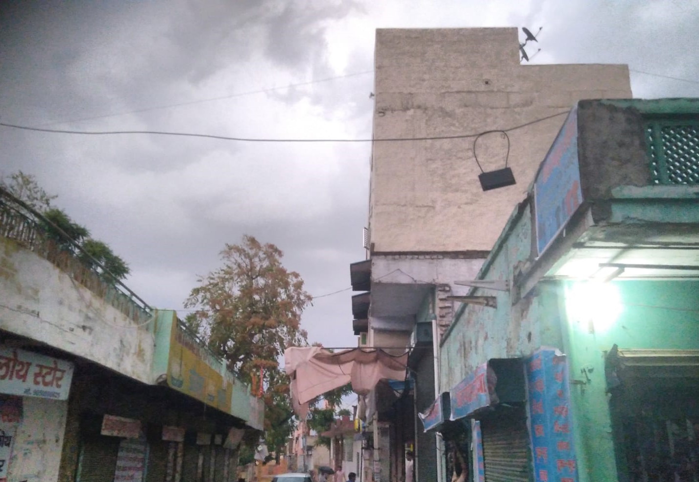 सतनाली क्षेत्र में तेज आंधी और बारिश के बाद बदला मौसम का मिजाज।