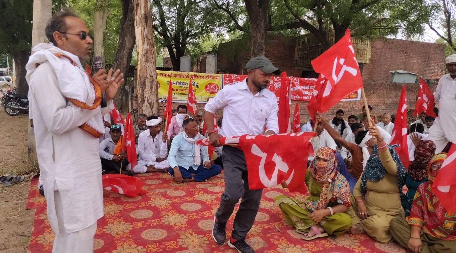 ग्रामीण सफाई कर्मचारी यूनियन के पदाधिकारी मांगों को लेकर चर्चा करते हुए।