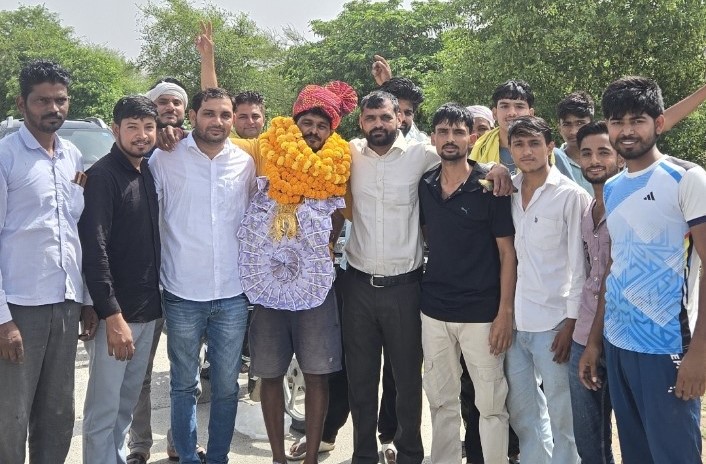 टीटू के स्वागत में गणमान्य व्यक्ति और ग्रामवासीयों का उमड़ा जनसैलाब