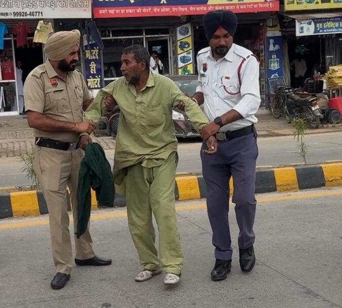 रतिया ट्रैफिक पुलिस ने बेसुध व्यक्ति को सुरक्षित परिजनों के हवाले किया।