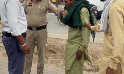 रतिया ट्रैफिक पुलिस द्वारा सड़क पर बेसुध पड़े व्यक्ति की सहायता करते पुलिसकर्मी।