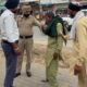 रतिया ट्रैफिक पुलिस द्वारा सड़क पर बेसुध पड़े व्यक्ति की सहायता करते पुलिसकर्मी।