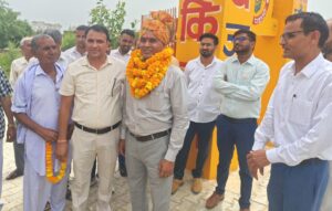 तिगरा विद्यालय में सेवानिवृत्ति समारोह के दौरान प्राचार्य यशपाल का सम्मान करते विद्यार्थी और अतिथि।