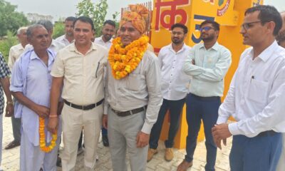 तिगरा विद्यालय में सेवानिवृत्ति समारोह के दौरान प्राचार्य यशपाल का सम्मान करते विद्यार्थी और अतिथि।