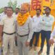 तिगरा विद्यालय में सेवानिवृत्ति समारोह के दौरान प्राचार्य यशपाल का सम्मान करते विद्यार्थी और अतिथि।