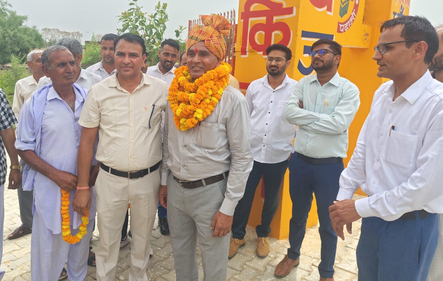 तिगरा विद्यालय में सेवानिवृत्ति समारोह के दौरान प्राचार्य यशपाल का सम्मान करते विद्यार्थी और अतिथि।